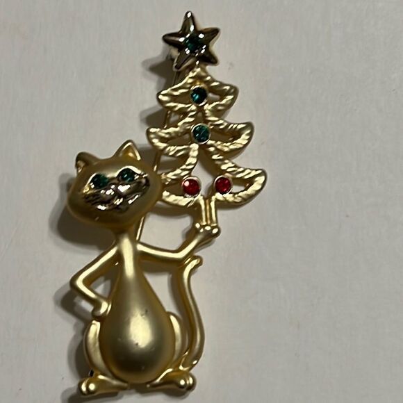 Vintage AJC Cat and Christmas Tree Gold-tone Brooch - Picture 1 of 11